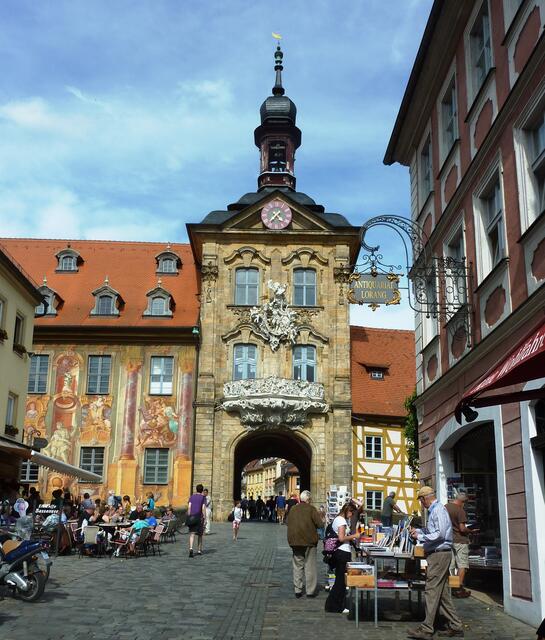 Barocke Wandmalereien und der Torturm des Rathauses, rechts ist ein Teil des kleinen Fachwerkanbaus zu sehen.