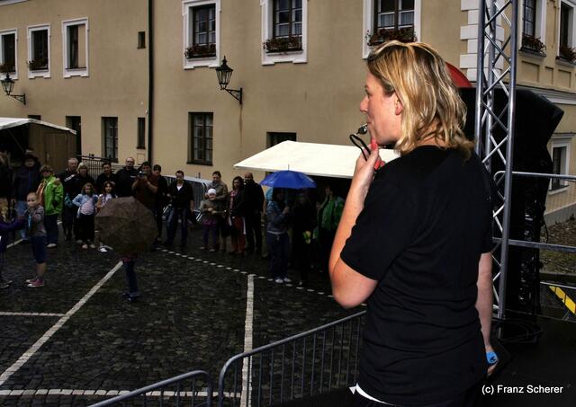 Mittendrin 2012 in Friedberg - Stefanie Brackmann (Tanzstudio Dance & More) pfeift zum Flashmob