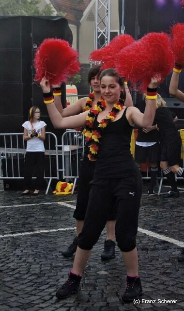 Mittendrin 2012 in Friedberg - Stefanie Brackmann (Tanzstudio Dance & More) rief zum Flashmob. Ein bunter Festivalstart, der den Regen schnell vergessen ließ