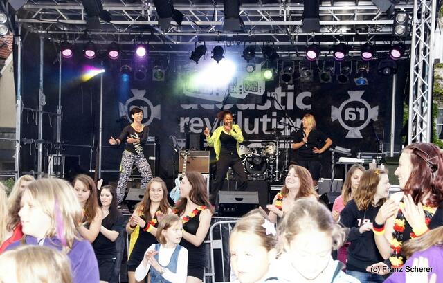 Mittendrin 2012 in Friedberg - Stefanie Brackmann (Tanzstudio Dance & More) rief zum Flashmob. Ein bunter Festivalstart, der den Regen schnell vergessen ließ