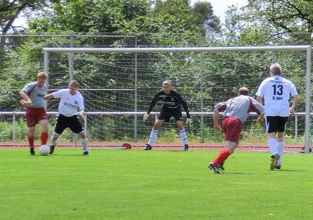 Ü40-Spielszene FSV Buchenau - FSV Schröck (Foto: Dersch)