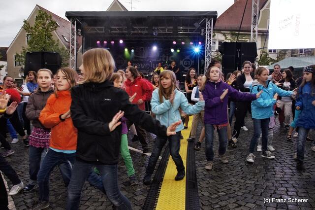Mittendrin 2012 in Friedberg - Stefanie Brackmann (Tanzstudio Dance & More) rief zum Flashmob. Ein bunter Festivalstart, der den Regen schnell vergessen ließ