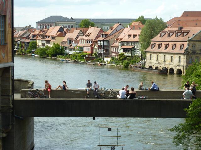 Hoffentlich machen die Leute auf der Brücke keine ungeschickten Bewegungen, sonst landen sie in den reißenden Fluten der Regnitz.