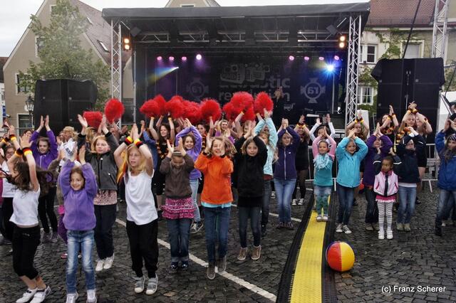 Mittendrin 2012 in Friedberg - Stefanie Brackmann (Tanzstudio Dance & More) rief zum Flashmob. Ein bunter Festivalstart, der den Regen schnell vergessen ließ