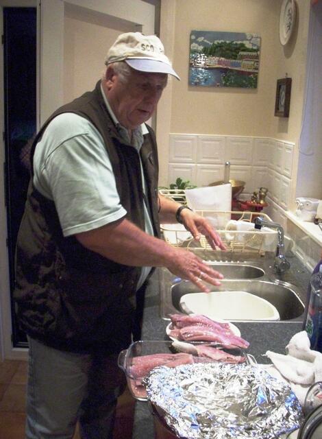 "Lord Kitchener" bereitet den frischen Fisch zu.