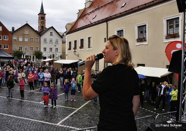 Mittendrin 2012 in Friedberg - Stefanie Brackmann (Tanzstudio Dance & More) ruft zum Flashmob