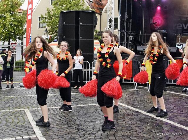Mittendrin 2012 in Friedberg - Stefanie Brackmann (Tanzstudio Dance & More) rief zum Flashmob. Ein bunter Festivalstart, der den Regen schnell vergessen ließ