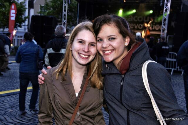Mittendrin 2012 in Friedberg - Trotz Regen gab es jede Menge Partylaune zum Festivalstart am Freitag