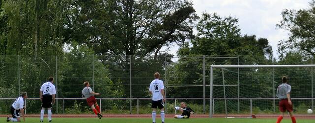 Ü40-Spielszene FSV Buchenau - FSV Schröck - Tor Buchenau (Foto: Dersch)