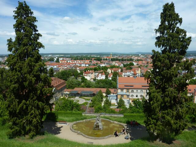 Die Stadt liegt hier zu Füßen.