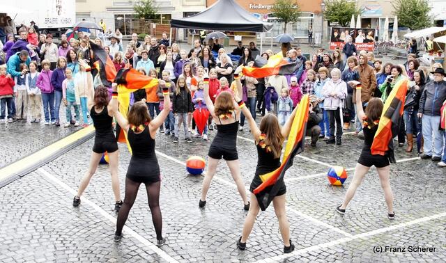 Mittendrin 2012 in Friedberg - Stefanie Brackmann (Tanzstudio Dance & More) rief zum Flashmob. Ein bunter Festivalstart, der den Regen schnell vergessen ließ