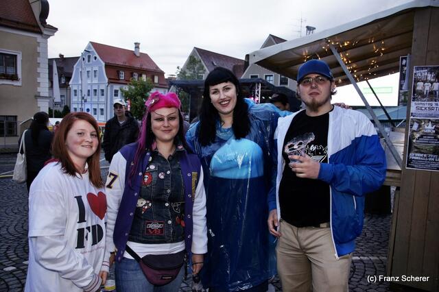 Mittendrin 2012 in Friedberg - Das Festival startete in seiner fünften Ausgabe mit Regenschauern