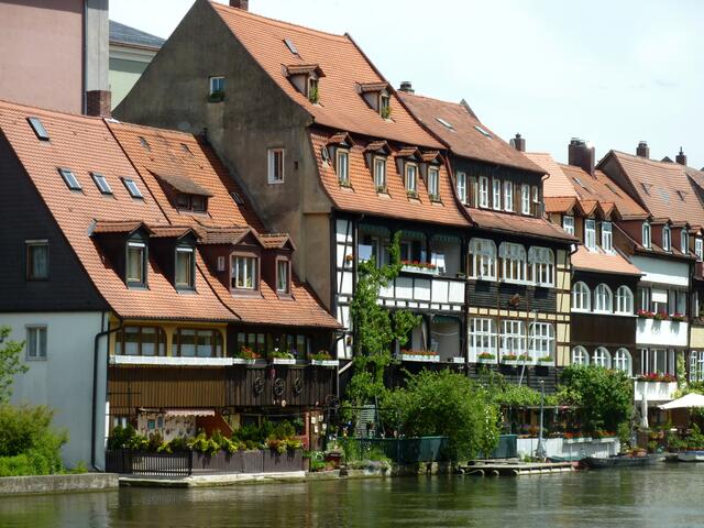 Die Häuser haben zur Flussseite hin einen kleinen Garten und eine Anlegestelle.