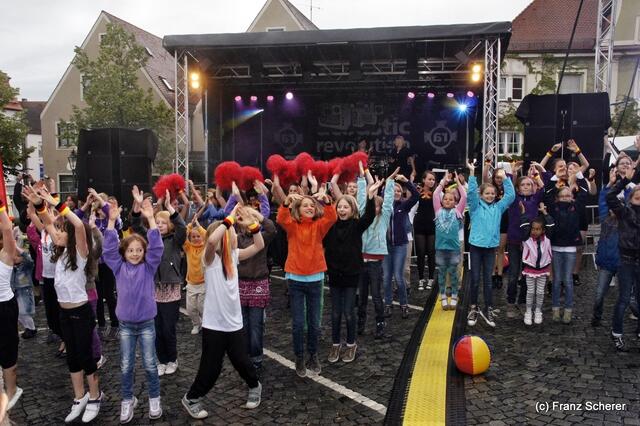 Mittendrin 2012 in Friedberg - Stefanie Brackmann (Tanzstudio Dance & More) rief zum Flashmob. Ein bunter Festivalstart, der den Regen schnell vergessen ließ