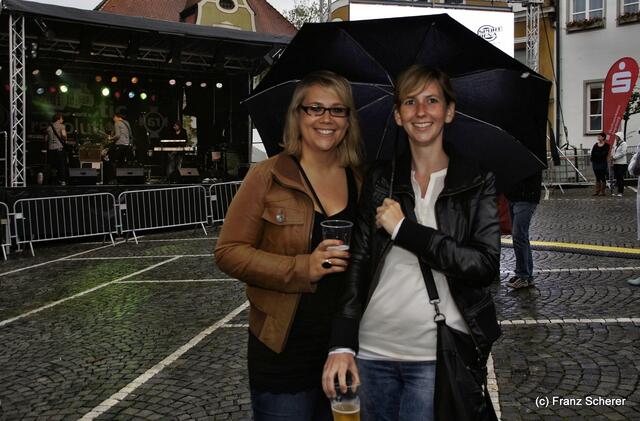 Mittendrin 2012 in Friedberg - Mit Schirm hatten die Festivalbesucher am Freitag gute Karten