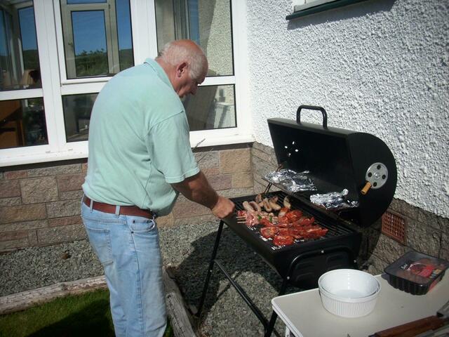 Dann geht es auf den Grill
