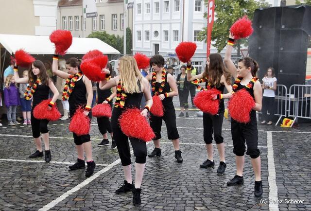 Mittendrin 2012 in Friedberg - Stefanie Brackmann (Tanzstudio Dance & More) rief zum Flashmob. Ein bunter Festivalstart, der den Regen schnell vergessen ließ