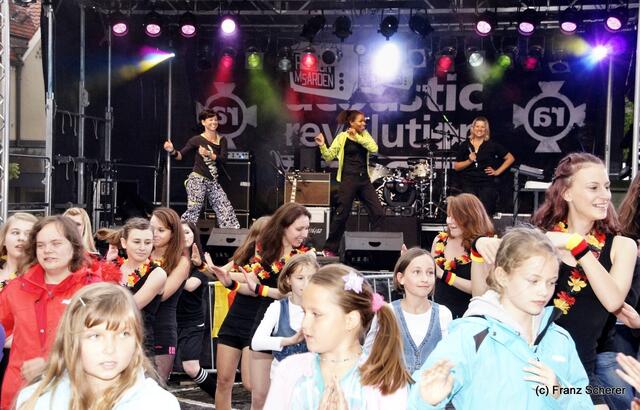 Mittendrin 2012 in Friedberg - Stefanie Brackmann (Tanzstudio Dance & More) rief zum Flashmob. Ein bunter Festivalstart, der den Regen schnell vergessen ließ