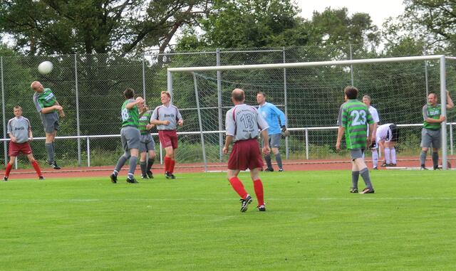 Ü40-Spielszene FSV Buchenau - VfB Lohra (Foto: Dersch)