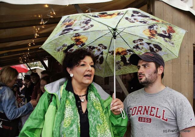 Mittendrin 2012 in Friedberg - Regenkonferenz - Moritz Goj, Pressevertreter vom Friedberger Jugendclub, im Gespräch mit myheimat-Reporterin Sabina Scherer