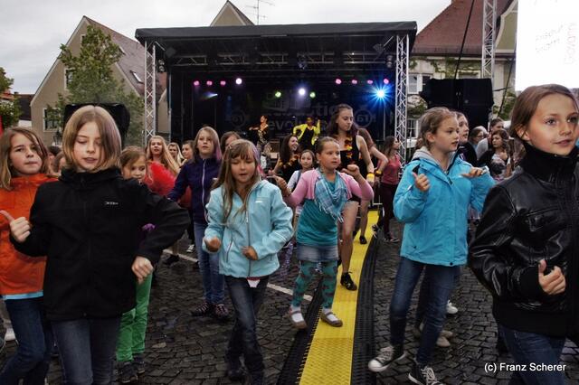 Mittendrin 2012 in Friedberg - Stefanie Brackmann (Tanzstudio Dance & More) rief zum Flashmob. Ein bunter Festivalstart, der den Regen schnell vergessen ließ