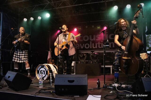 Mittendrin 2012 in Friedberg - Acoustic Revolution - Wer dem Regen trotzte, bekam Musik vom Allerbesten zu hören - beeindruckend präsentiert!