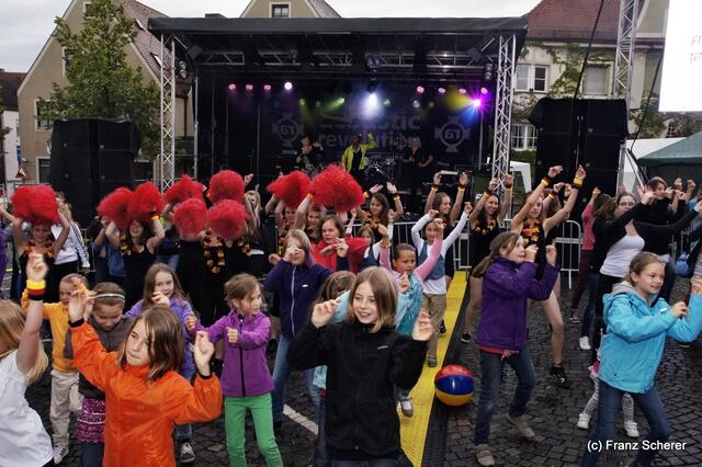 Mittendrin 2012 in Friedberg - Stefanie Brackmann (Tanzstudio Dance & More) rief zum Flashmob. Ein bunter Festivalstart, der den Regen schnell vergessen ließ
