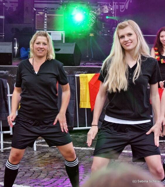 Mittendrin 2012 in Friedberg - Stefanie Brackmann (Tanzstudio Dance & More) rief zum Flashmob. Ein bunter Festivalstart, der den Regen schnell vergessen ließ