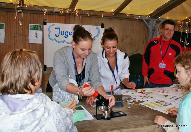 Mittendrin 2012 in Friedberg - Das Team von Friedberger Jugendclub bei der Sticker-Produktion