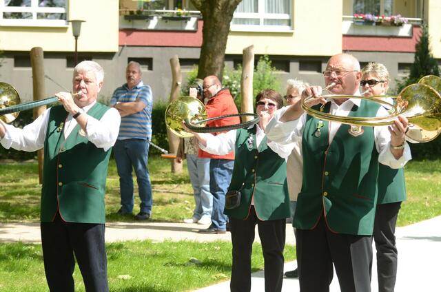 eröffnung des fitnessparcours am Atlashof   03  parforcehornbläsergruppe