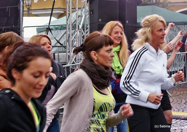 Mittendrin 2012 in Friedberg - Stefanie Brackmann (Tanzstudio Dance & More) rief zum Flashmob. Ein bunter Festivalstart, der den Regen schnell