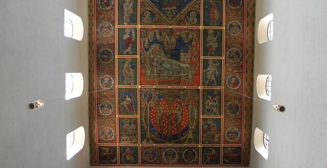 Eine bemahlte Holzdecke, die im 13. Jahrhundert entstand, super erhalten!