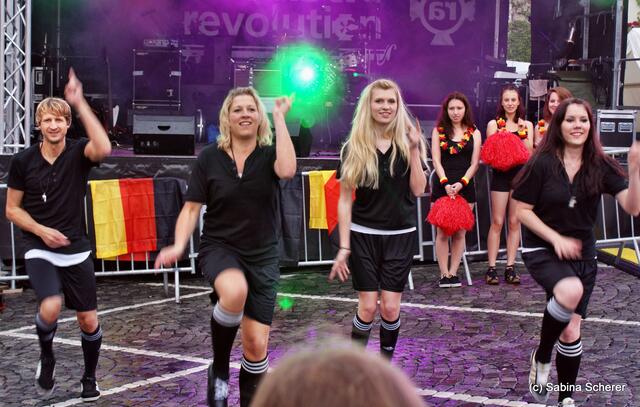Mittendrin 2012 in Friedberg - Stefanie Brackmann (Tanzstudio Dance & More) rief zum Flashmob. Ein bunter Festivalstart, der den Regen schnell vergessen ließ