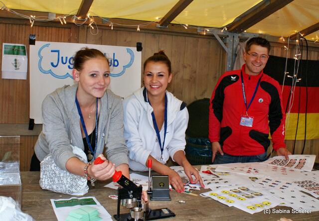 Mittendrin 2012 in Friedberg - Das Team von Friedberger Jugendclub bei der Sticker-Produktion