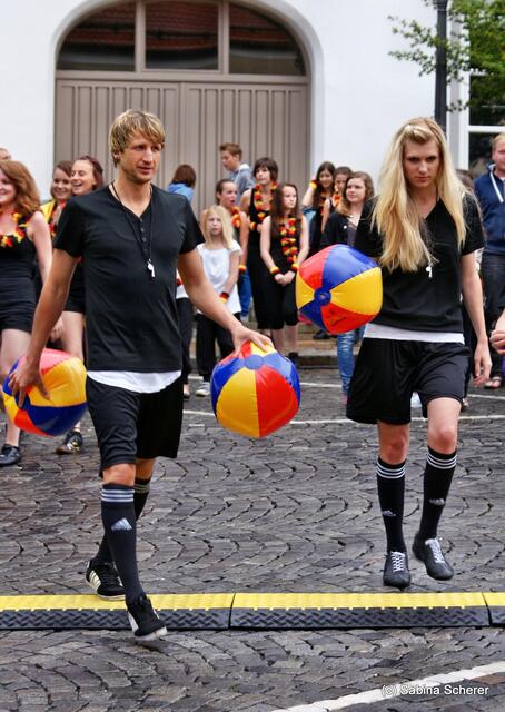 Mittendrin 2012 in Friedberg - Stefanie Brackmann (Tanzstudio Dance & More) rief zum Flashmob. Ein bunter Festivalstart, der den Regen schnell vergessen ließ