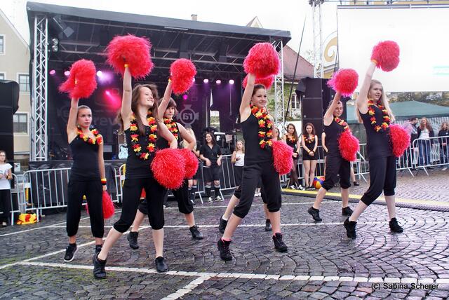 Mittendrin 2012 in Friedberg - Stefanie Brackmann (Tanzstudio Dance & More) rief zum Flashmob. Ein bunter Festivalstart, der den Regen schnell vergessen ließ