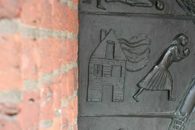 Außen an der Tür - Geschichten zu den schlimmen Kriegszeiten auf der linken Seite, der Aufbau nach dem Krieg wird auf der rechten Seite erzählt