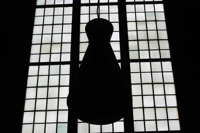 Lampe vor dem Fenster