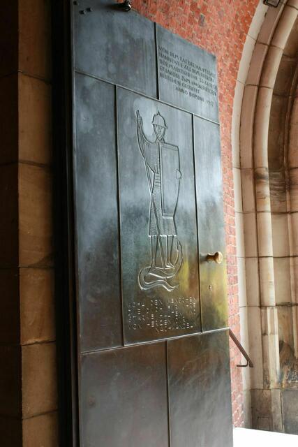 Die Eingangstür - vom Rat der Stadt der Kirche gestiftet