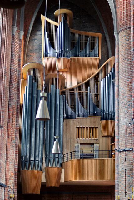 Die Orgel steht nach dem Wiederaufbau im südlichen Seitenschiff.