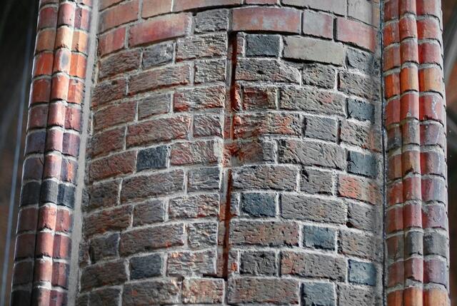 Im Juli und Oktober 1943 wurde die Marktkirche durch Bomben zerstört; beim Wiederaufbau wurden die alten Backsteine mit neuen zusammen verarbeitet.