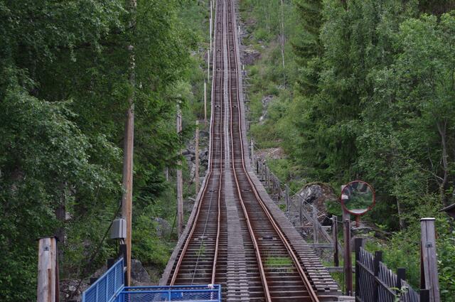 Unmittelbar rechts von den Schienen sind die Treppenstufen (2250!) zu sehen, die ebenfalls nach oben führen.