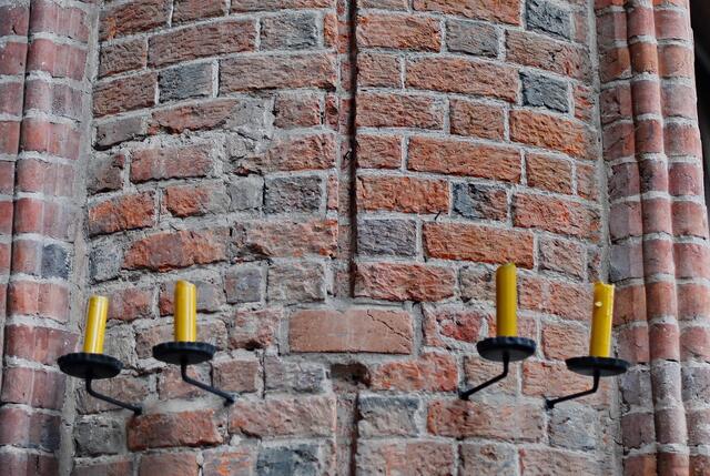 Der Architekt Dieter Oesterlen hat den Wiederaufbau geleitet und die Marktkirche konnte im Juli 1952 wieder für Gottesdienste geöffnet werden. Der rote Backstein verleiht der Kirche ihr Aussehen.