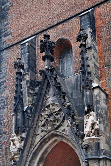 Ein Blick hoch über das Portal der Marktkirche.
