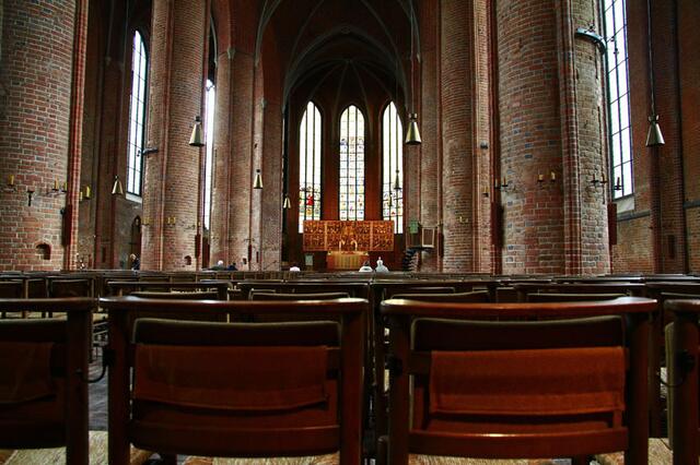 Blick zum Altar ----