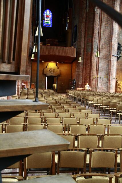 von der Treppe in die Kirche geschaut