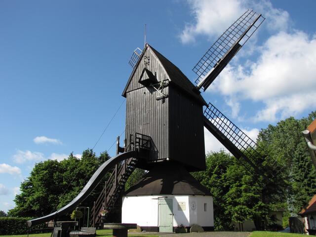 In Kaltenweide bewundern wir die gut erhaltene Bockwindmühle. Sonntagsvormittag kann man sie besichtigen.
