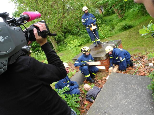 Mit luftgefüllten Hebekissen wird eine Puppe unter einem Betonklotz geborgen