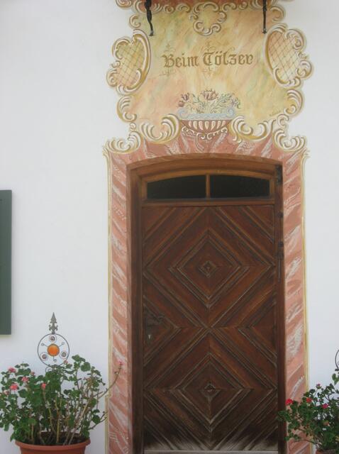 An jeder Haustüre findet sich der alte Hausname.