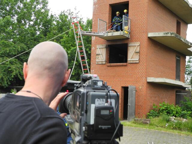 Eine Puppe wird mit einem Leiterhebel aus einem teilweise eingestürzten Haus geborgen.